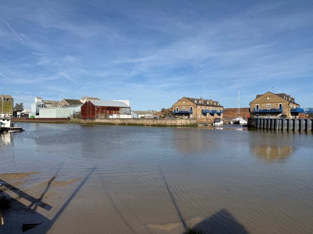 Lot: 18 - MIXED USE PREMISES WITH POTENTIAL ON QUAYSIDE - View of river looking up stream showing apartment opposite